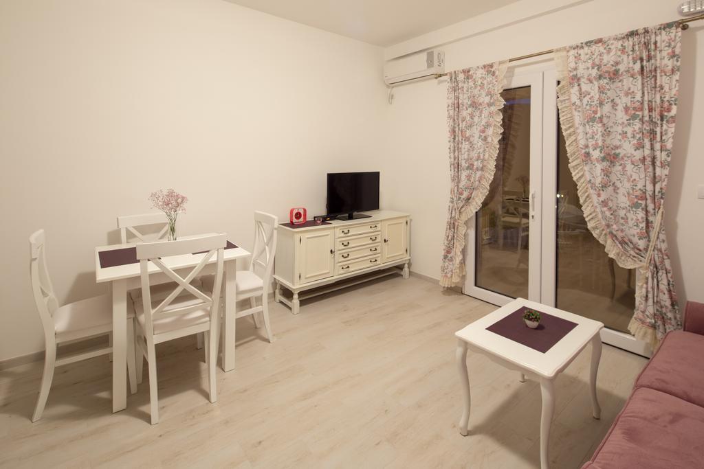 Apartments Raskovic Radanovici Exterior photo