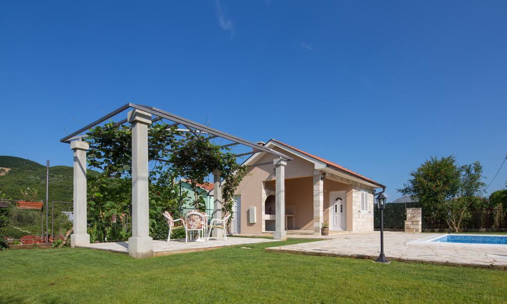 Apartments Raskovic Radanovici Exterior photo