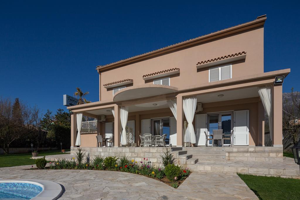 Apartments Raskovic Radanovici Exterior photo